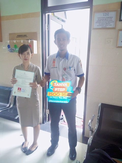 UPPTSPTUGUT's tweet photo. SIK Tenaga Teknis Kefarmasian Farah Hida D. di Puskesmas Kecamatan Koja diantar oleh AJIB @AJIBPTSPDKI @layananjakarta @edyJDM #SalamSetia https://t.co/03uHiohhCU