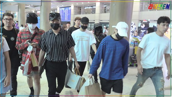 newsenstar's tweet photo. [LIVE영상] 하이라이트(Highlight), 심장이 두근 두근~ 인천국제공항 입국 #라이브엔 #liveen #인천공항 #하이라이트 #Highlight

 https://t.co/71pePG8mo2 https://t.co/KNV9ynd9io