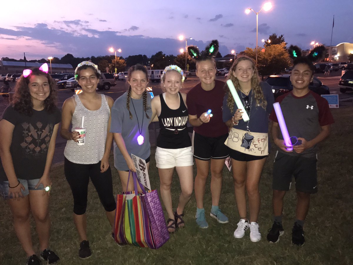 2xjn's tweet photo. DB Soccer players work hard on and off the field! Glowsticks! #rolltribe #funfest17 @tribefutbol @KptFunFest https://t.co/v8HVwR1BSQ