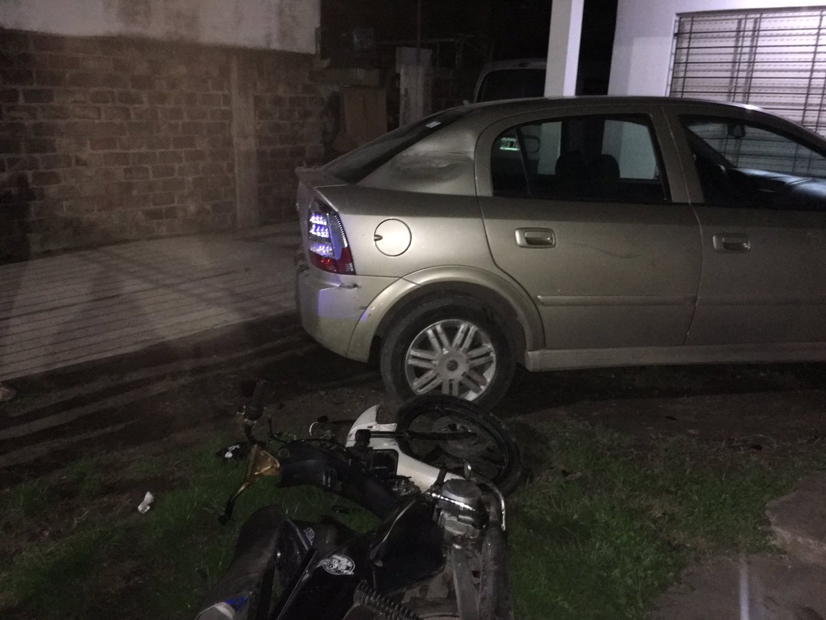 RooDryDuarte's tweet photo. Mi auto estacionado en mi casa y un negro de mierda, se metió con moto y todo! 😡😡 https://t.co/GmhvZFel9X