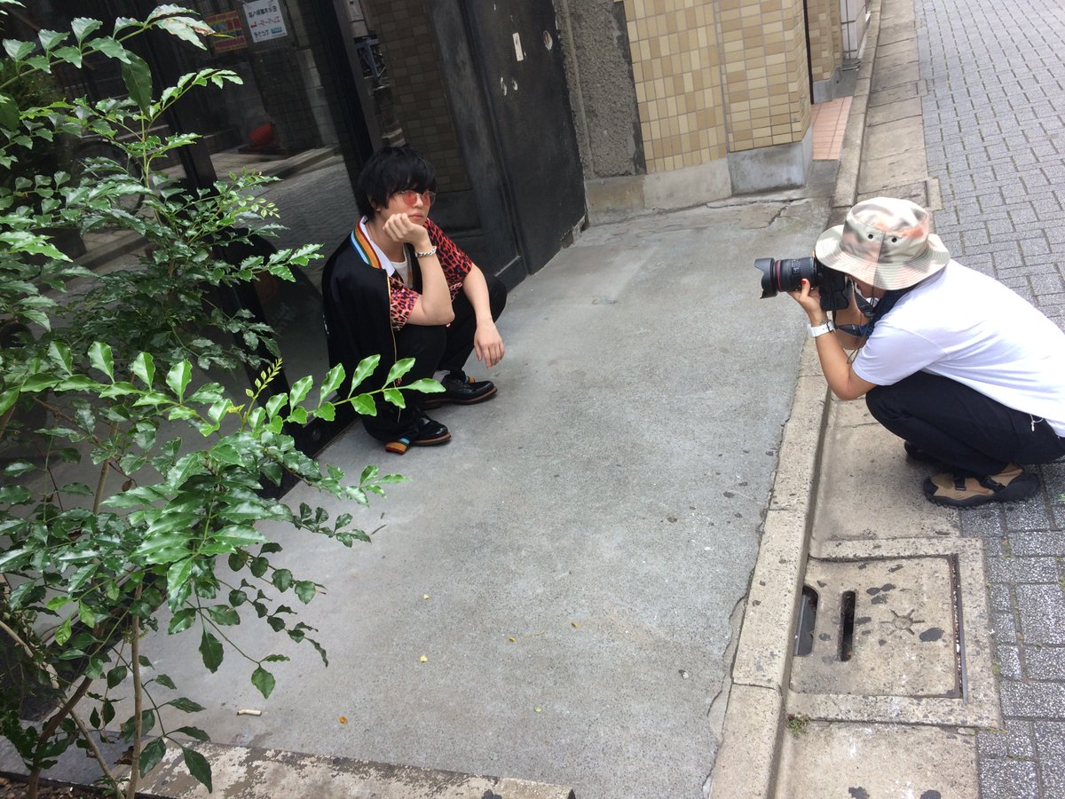 TVguidePERSON's tweet photo. 【VOICE STARS★斉藤壮馬さん取材秘話⑤】パチンコ屋さんの前を歩いていると、どこからかパチンコ玉が飛んできました。その突然の出来事に、玉を拾って「何で(笑)！？」と驚く斉藤さん。玉が斉藤さんに当たらなくてホッと胸をなで下ろすスタッフ陣でした。ここでメイキングを公開！つづく https://t.co/uaMi132fcl