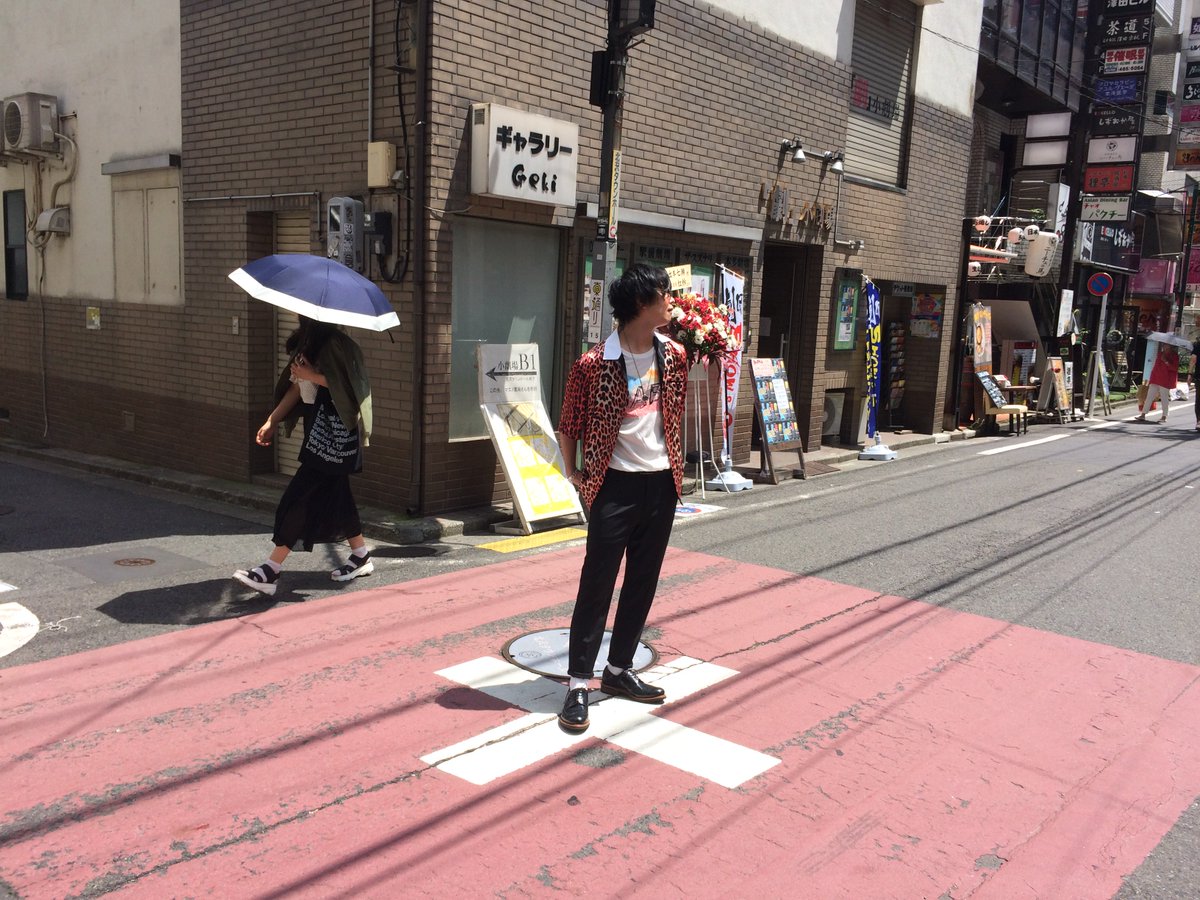 TVguidePERSON's tweet photo. 【VOICE STARS★斉藤壮馬さん取材秘話⑤】パチンコ屋さんの前を歩いていると、どこからかパチンコ玉が飛んできました。その突然の出来事に、玉を拾って「何で(笑)！？」と驚く斉藤さん。玉が斉藤さんに当たらなくてホッと胸をなで下ろすスタッフ陣でした。ここでメイキングを公開！つづく https://t.co/uaMi132fcl