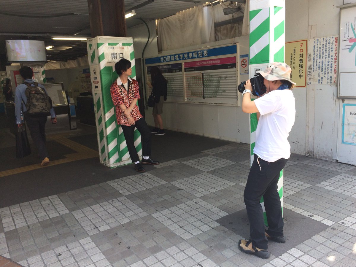 TVguidePERSON's tweet photo. 【VOICE STARS★斉藤壮馬さん取材秘話⑤】パチンコ屋さんの前を歩いていると、どこからかパチンコ玉が飛んできました。その突然の出来事に、玉を拾って「何で(笑)！？」と驚く斉藤さん。玉が斉藤さんに当たらなくてホッと胸をなで下ろすスタッフ陣でした。ここでメイキングを公開！つづく https://t.co/uaMi132fcl