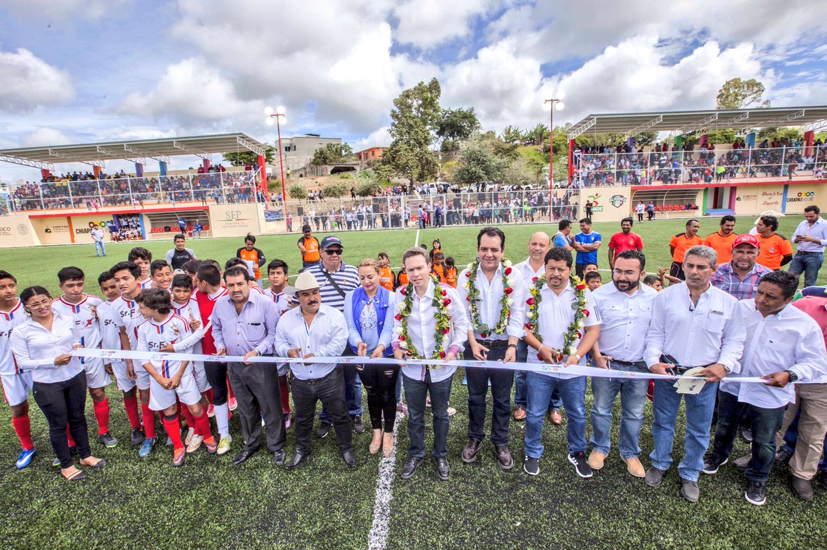 VelascoM_'s tweet photo. Inauguramos el nuevo campo de fútbol Zacatepec en #Comitán con el Edil @MarioGuillenFox y el Sen @ralbores gestor de recursos para esta obra https://t.co/g9T9meaus2