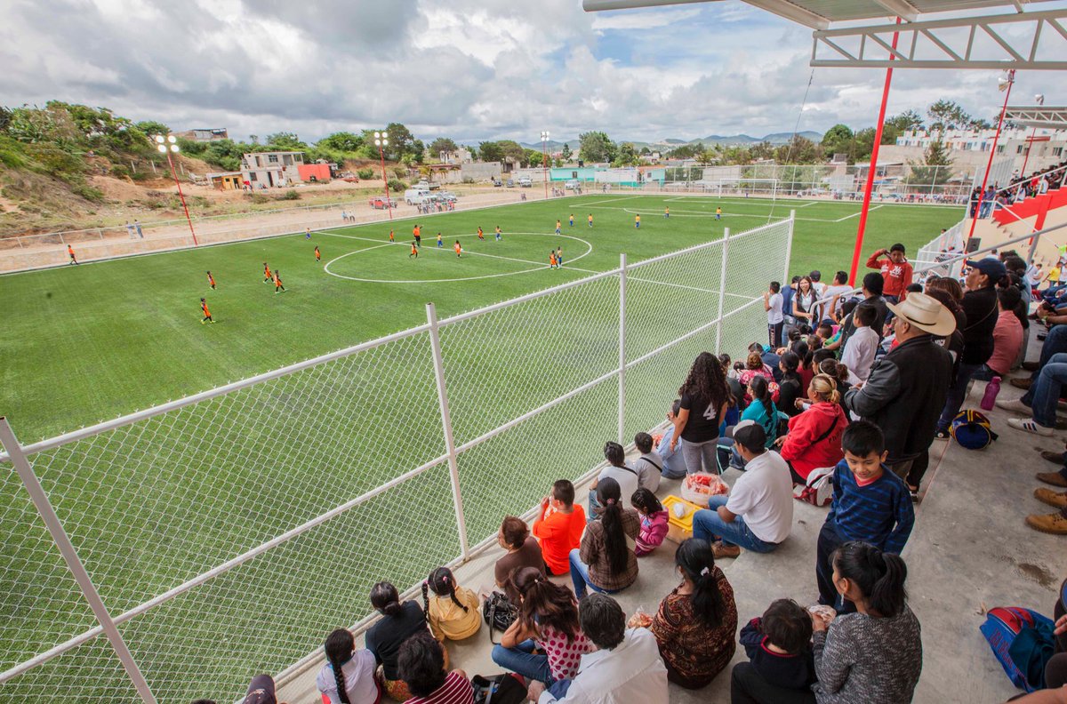 VelascoM_'s tweet photo. Inauguramos el nuevo campo de fútbol Zacatepec en #Comitán con el Edil @MarioGuillenFox y el Sen @ralbores gestor de recursos para esta obra https://t.co/g9T9meaus2