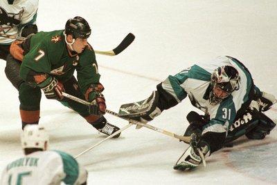 Happy 45th Birthday to alumni goaltender Steve Shields. 