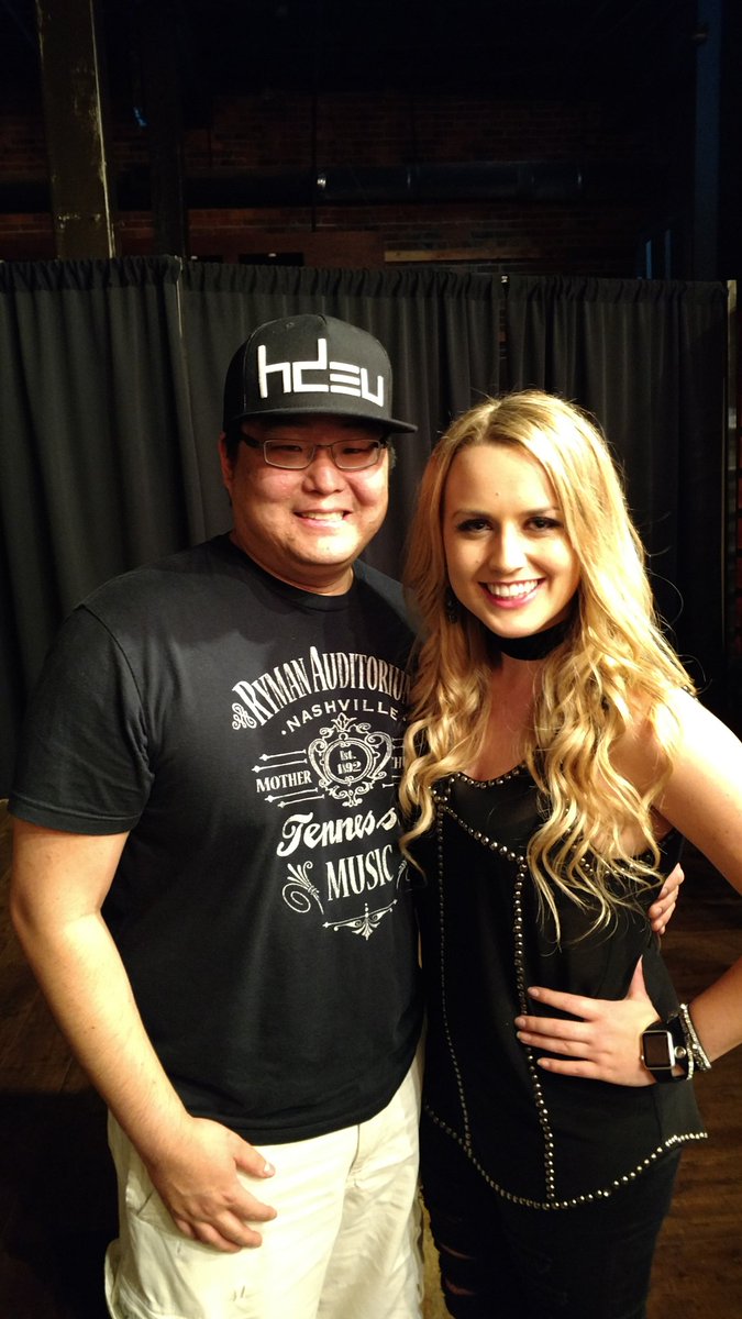geed49win's tweet photo. @meganhopkins_ @christielambmus She was great! Amazing talent! Thanks for a great show! #finallymet #FavoriteAussieSinger π¦πΊππΊπΈπ https://t.co/S35rpYtTAx