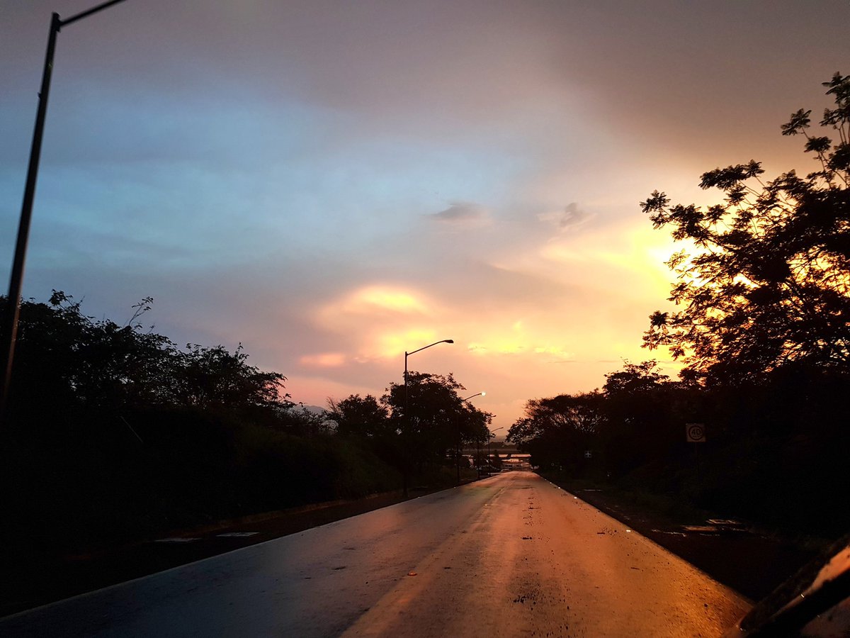 Bnice_HerMoSSa's tweet photo. Después de la granizada en Cuauhtémoc #Colima un hermoso atardecer https://t.co/AWUdpCo4fT