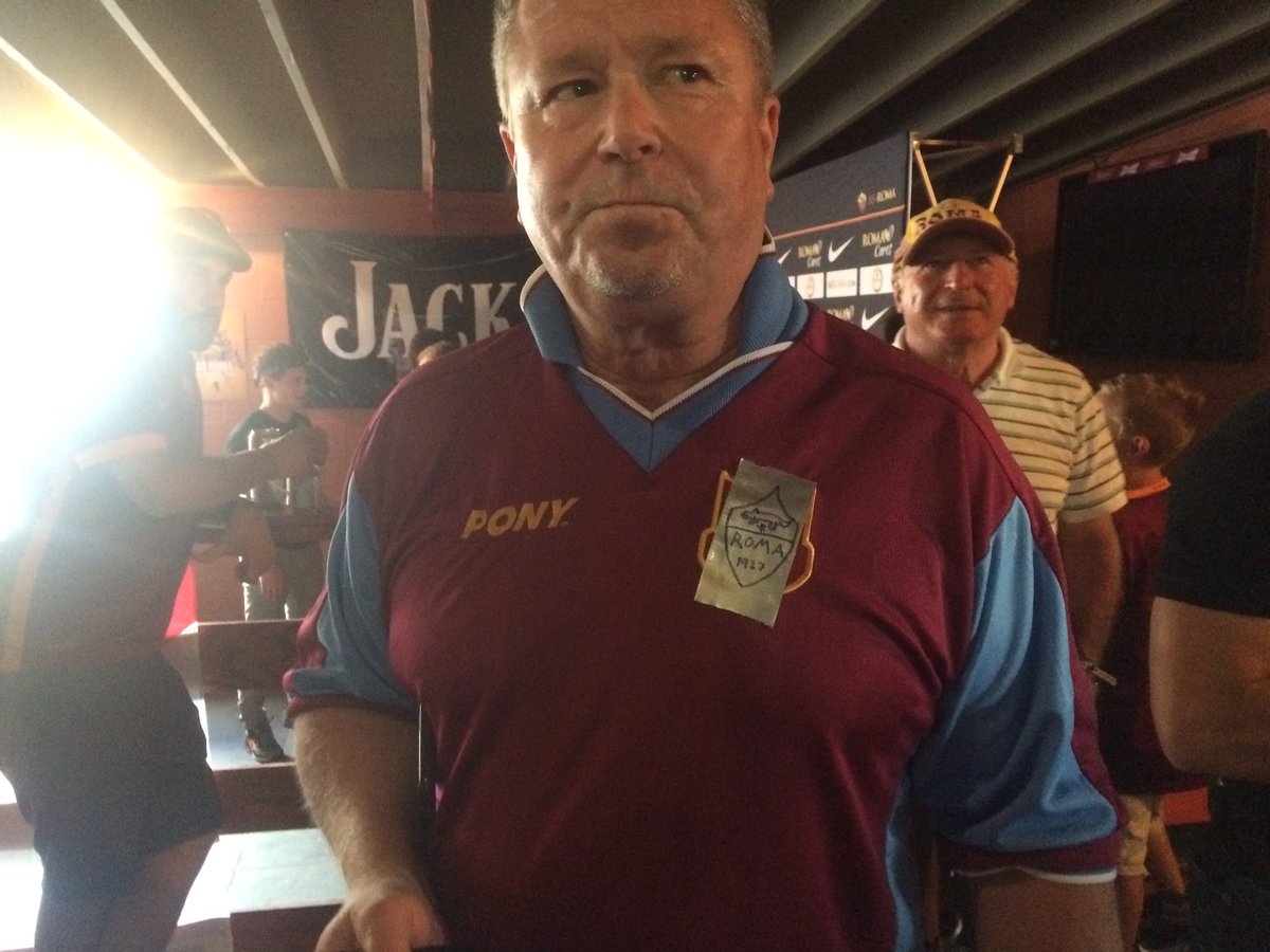 alexsapega23's tweet photo. The winner of the "Best Roma Jersey" in Detroit goes to 👇🏻😂 #RomaTour https://t.co/mocv17llRZ