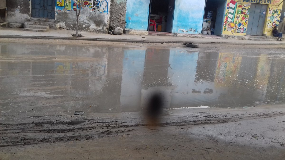mezut0's tweet photo. This is via mosco that joined afisiyoni junction up to Hamar Weyne Market in #Mogadishu before rain is a beautiful after rain is very dirty https://t.co/YVpJwgpJOV