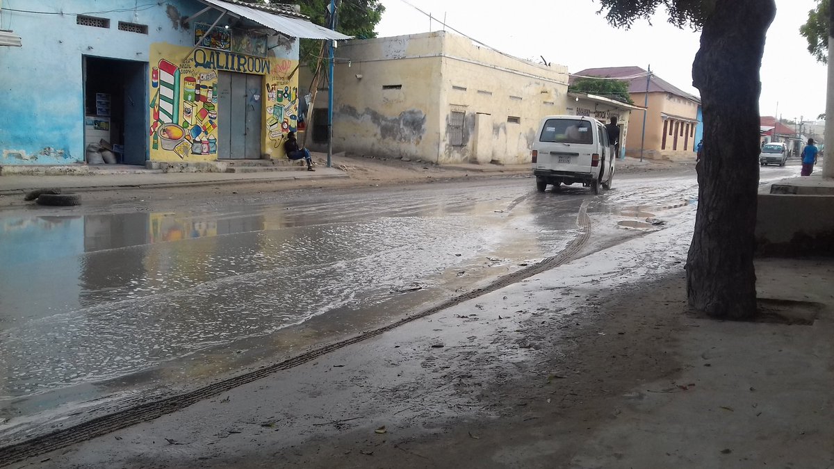 mezut0's tweet photo. This is via mosco that joined afisiyoni junction up to Hamar Weyne Market in #Mogadishu before rain is a beautiful after rain is very dirty https://t.co/YVpJwgpJOV