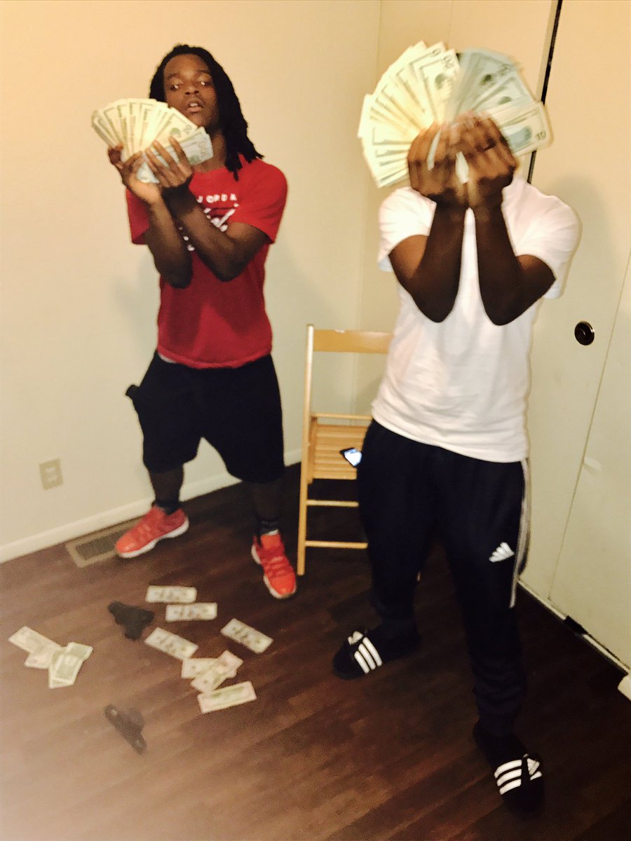 BercyRipBally's tweet photo. You Know we Ballout for Ball and you know we Shoot it out For Bang 🤷🏾‍♂️💸👿 https://t.co/s2i9SvaAvv