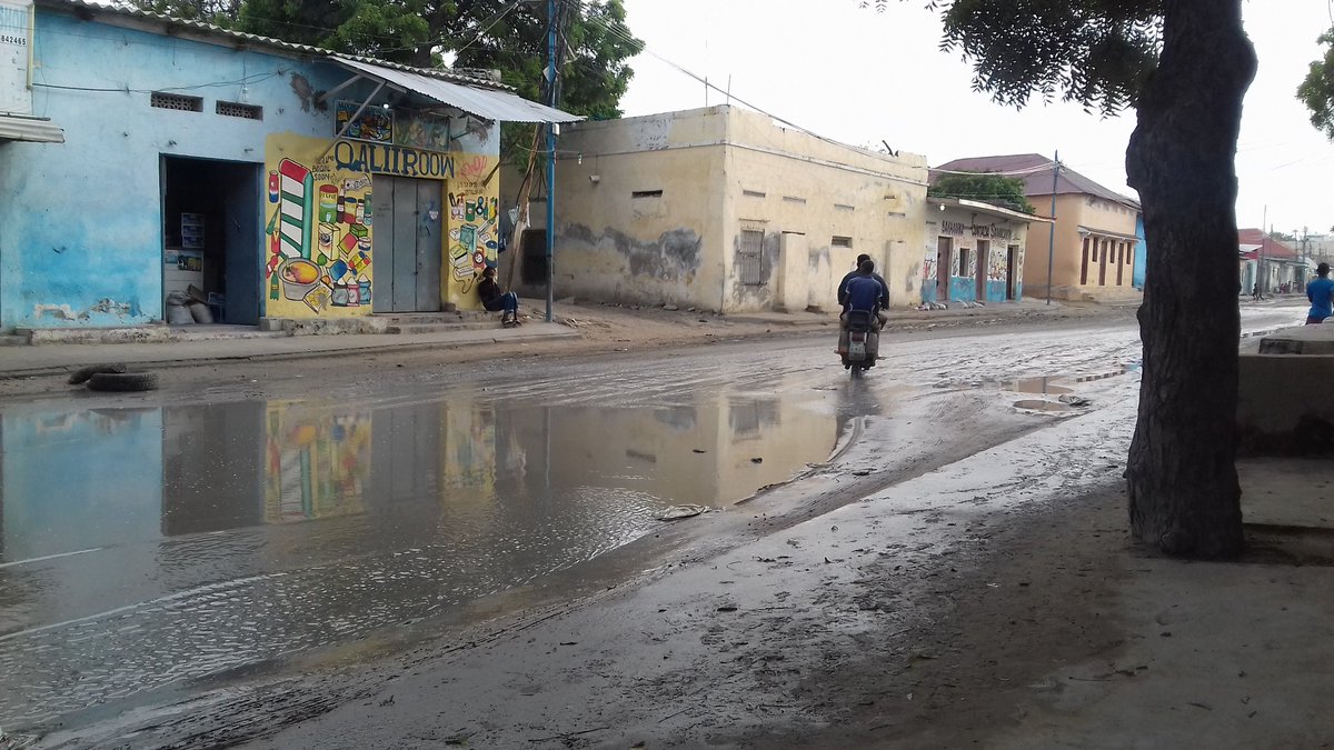 mezut0's tweet photo. This is via mosco that joined afisiyoni junction up to Hamar Weyne Market in #Mogadishu before rain is a beautiful after rain is very dirty https://t.co/YVpJwgpJOV