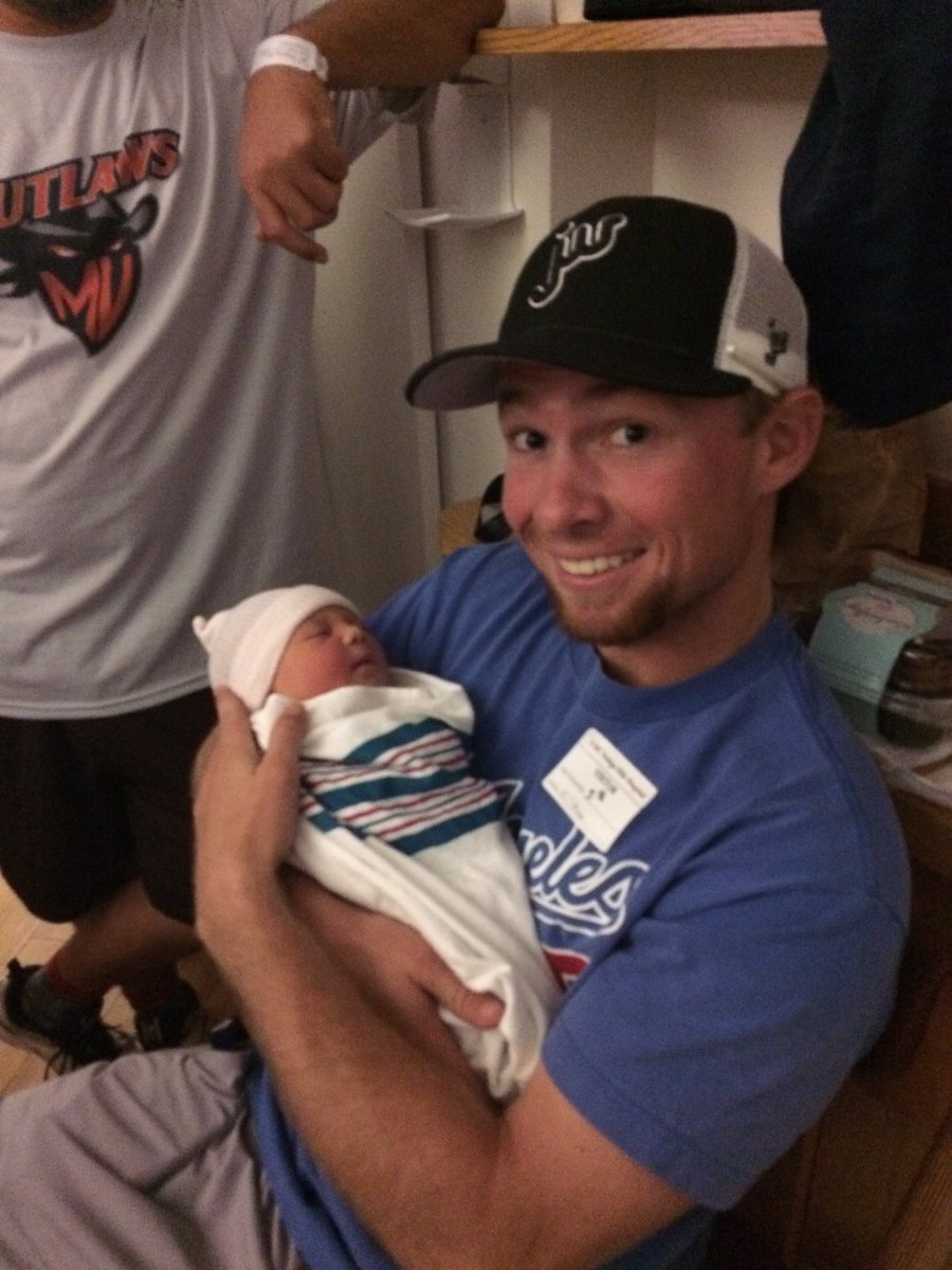 MitchyTheKid_3's tweet photo. Welcome to the world Emma Rose Magallon!#UncleMitch https://t.co/5WM7hM5gWI