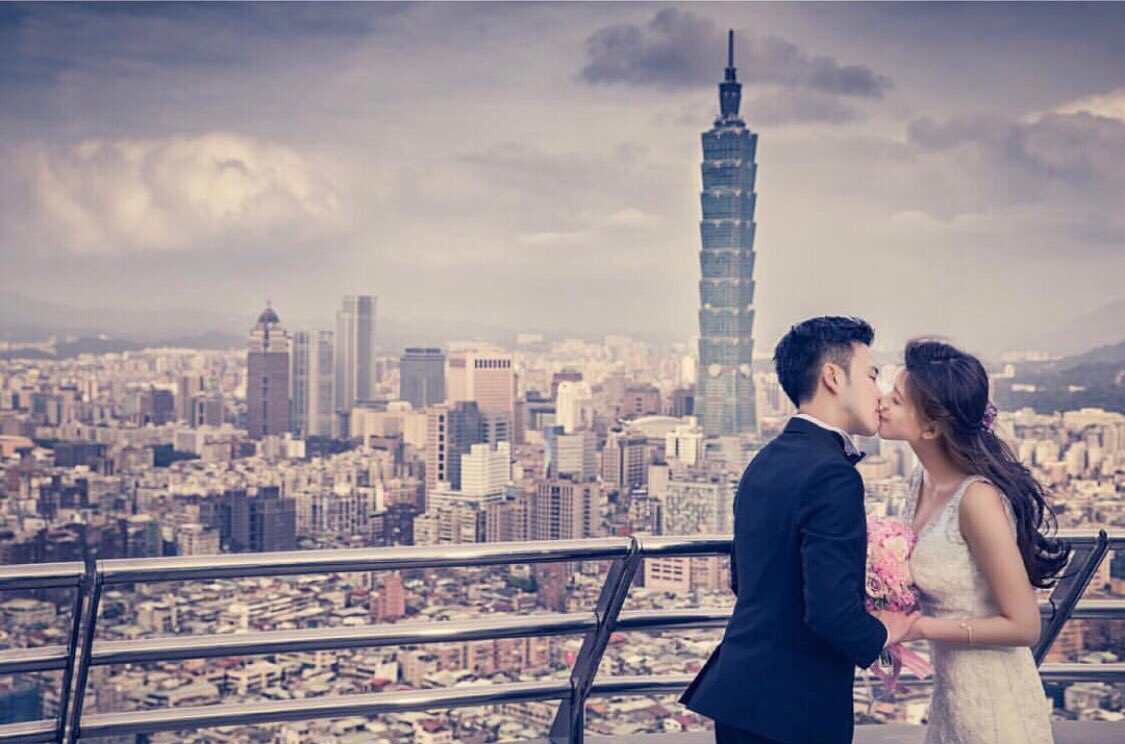 ShangriLaTPE's tweet photo. Love is in the air!
Pic from_pn_wedding
 #LuxuryWedding #WeddinginStyle #RooftopWedding #YesIDo #Taipei101 #Love  #Lovethemoment https://t.co/hwiap9d8Ip