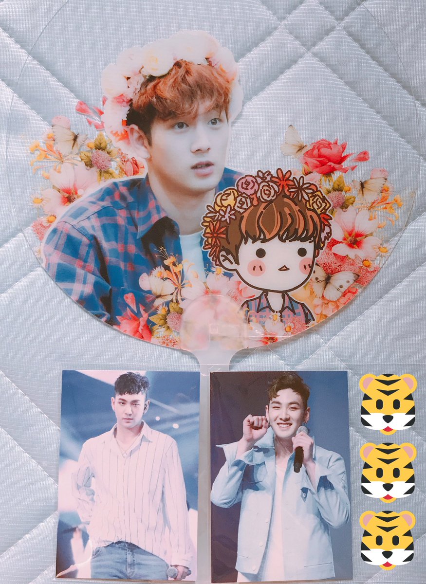 <a href="/_baekhome/">백홈BAEKHOME</a> 어쩜 동호 화관이 찰떡이죠♥️ 일찌들어서 퇴근했는데 기쁘도다!! 동호부채가!! 포카두장도 이뻐요!! 포장그대로 보관합니당ㅜ벽에붙이고싶지만 참겠습니다ㅜㅜ감사해용🐯백홈님! #쏟아지는유성같은_동호야_생일축하해 #HappyBaekhoDay