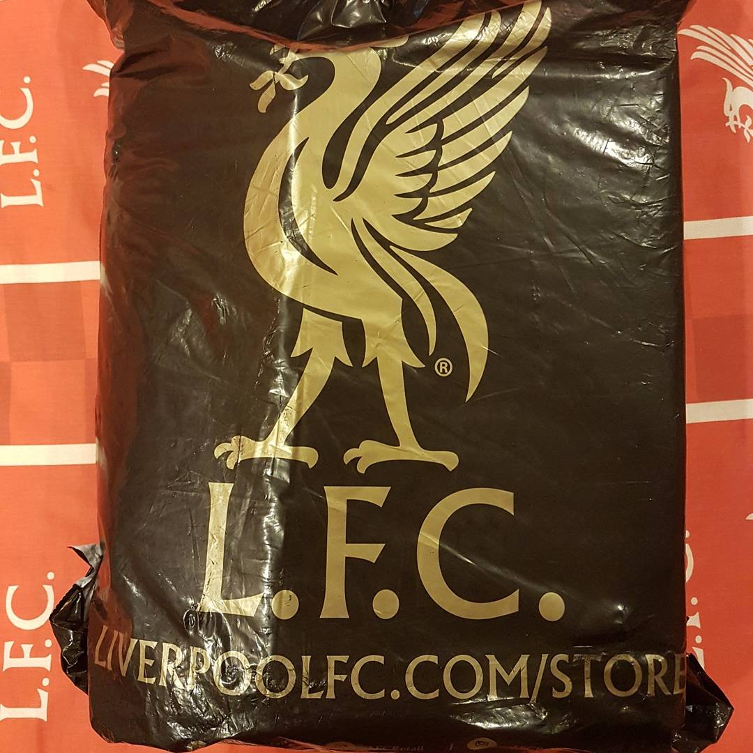 hidynwa91's tweet photo. Just arrived direct from @LFCRetail to Singapore via super fast DHL Delivery ! #صلاح #CT288 #NewBalance #PureLFC #YNWA 😘😍👍🌟🌟🌟🌟🌟 https://t.co/P64iNu2n8e