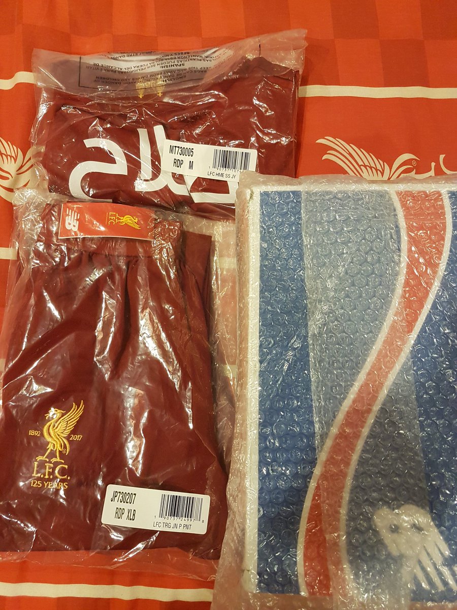 hidynwa91's tweet photo. Just arrived direct from @LFCRetail to Singapore via super fast DHL Delivery ! #صلاح #CT288 #NewBalance #PureLFC #YNWA 😘😍👍🌟🌟🌟🌟🌟 https://t.co/P64iNu2n8e