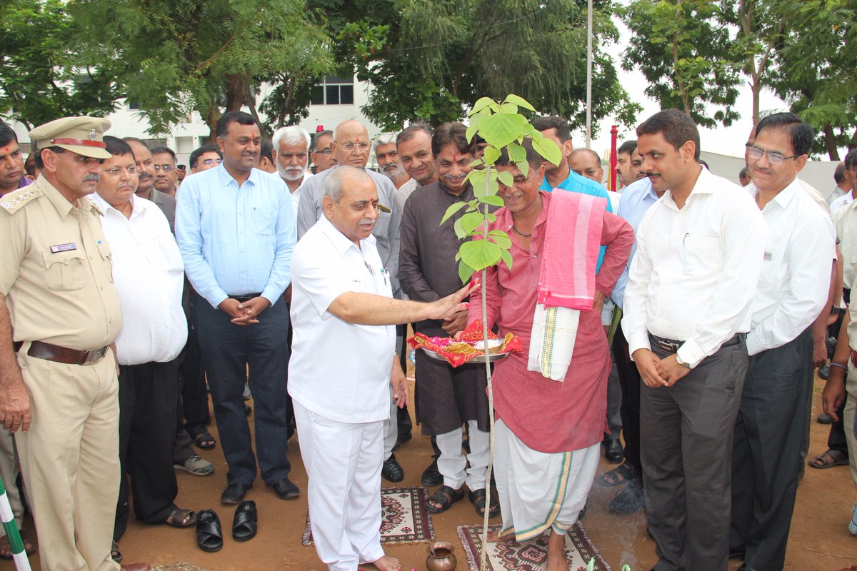 Nitinbhai_Patel's tweet photo. Attended "68th Van Mahotsav" Programme at Visnagar and made plantation. #વૃક્ષ_જતન_આબાદ_વતન https://t.co/1lDLY5vPNr