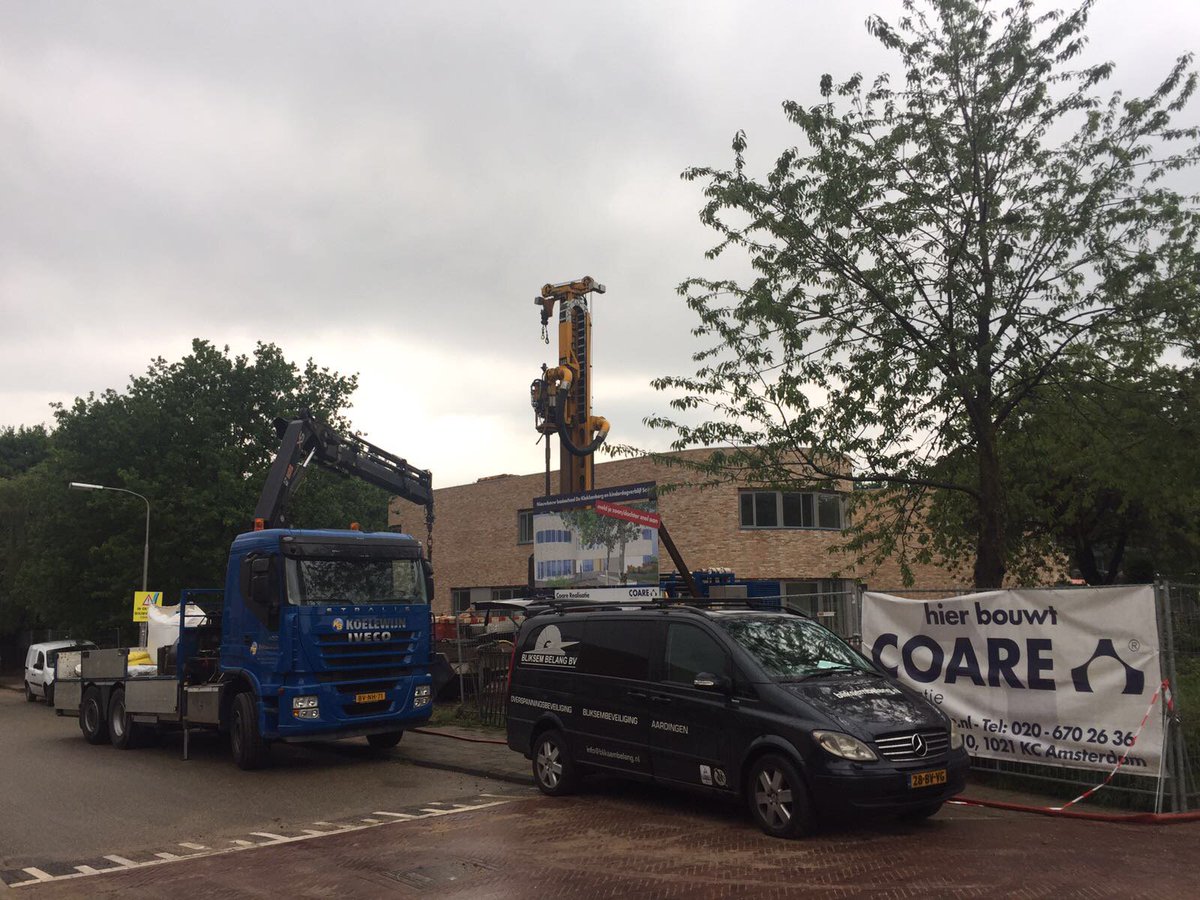 CoareAmsterdam's tweet photo. Voor de stroomaansluiting van de school wordt vandaag de aardpen 160m de grond in geboord. Meer weten? Kijk even op: https://t.co/L6vRIQNy4t https://t.co/ee2fE0bj5T