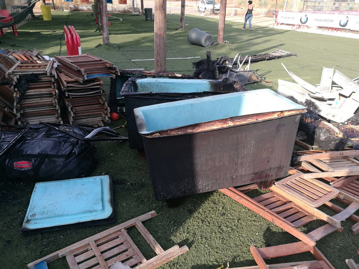 ValonmanoConV's tweet photo. Así han amanecido las instalaciones del @ARHSLaRoca... ¡Indignante! 😡😡 Mucha fuerza a todo el Club y a sus jugadores https://t.co/B9a3pWMcoY