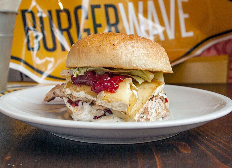 Burger_Wave's tweet photo. BIRD ON BRIE: petto di pollo grigliato, brie, salsa cranberry, insalata, mayo alle erbe! #burgerwave https://t.co/UkpMev1ERW