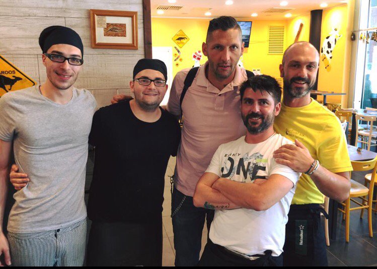 Burger_Wave's tweet photo. Un Campione del Mondo è passato a trovare una squadra di Campioni degli hamburger! Grazie @iomatrix23  #burgerwave https://t.co/YAPIc7YeNP