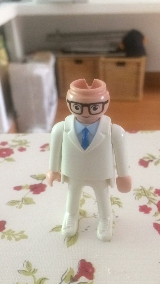 _DiegoGarcia_'s tweet photo. Caminando por la calle me he encontrado a mi alter ego tirado en el suelo. Lo que no me veo es con 👔y 👞 blancos 😅#ckicks #playmobil . https://t.co/C6hlyux4NJ