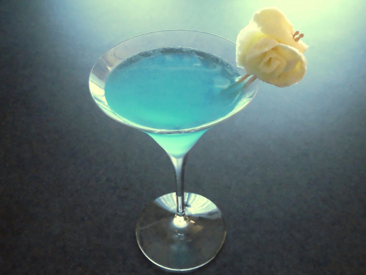 Twitter पर 香草のエストラゴン グレープフルーツを半分にカットして搾り 残った皮の白い部分と爪楊枝2本でバラの花を作り グラスに飾り 青い カクテルを注いで涼し気にしてみました Cocktail カクテル