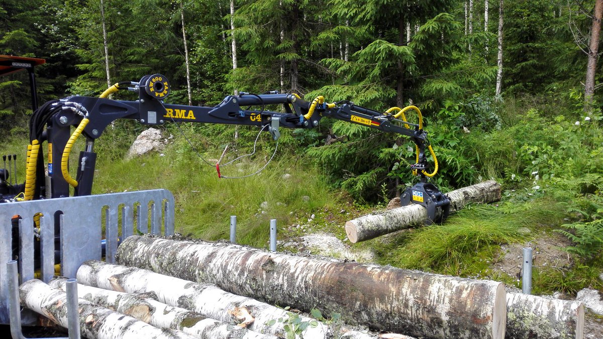 logbullet's tweet photo. Kävin hakemassa taimikon päältä koivun #polttopuu'ksi. Oli kivaa puuhaa kunnon koneella. #logbullet #metsä #koivu https://t.co/9Ps1fkfAtt