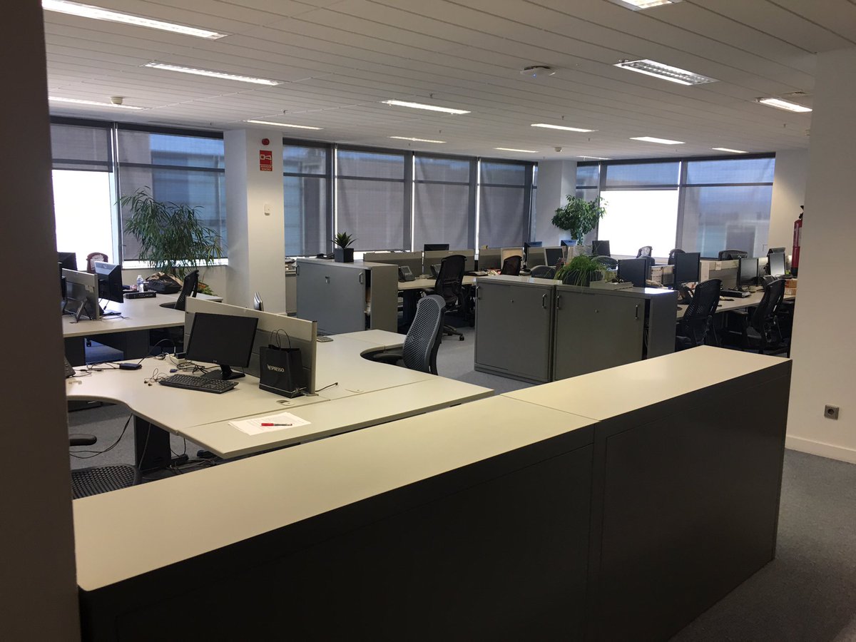 ComiteOracle's tweet image. Muchas gracias a tod@s por vuestro apoyo. La oficina vacía y tod@s en la calle. No más despidos en Oracle #OracleERE2017