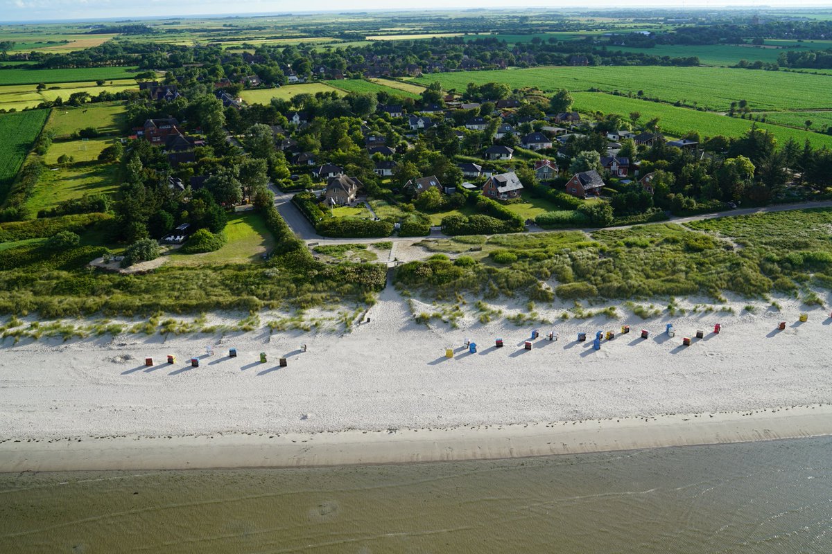 FlyByAirService's tweet photo. The island FÖHR in the northsea. Isn't she beautiful...;-)..Moments at 7am. The location named Goting Kliff. #Foehr #FlyByAir #Goting https://t.co/1E5G6O4fHg
