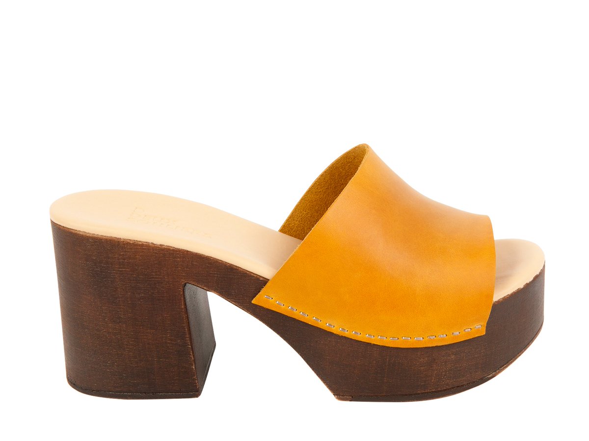 fadbarcelona's tweet photo. .@DeuxSouliers, calçat fet a mà inspirat en els clàssics. Fins al 30/08 al #BarcelonaDesignersCollective by @LaRocaVillage curated by FAD. https://t.co/QgovqkomC5