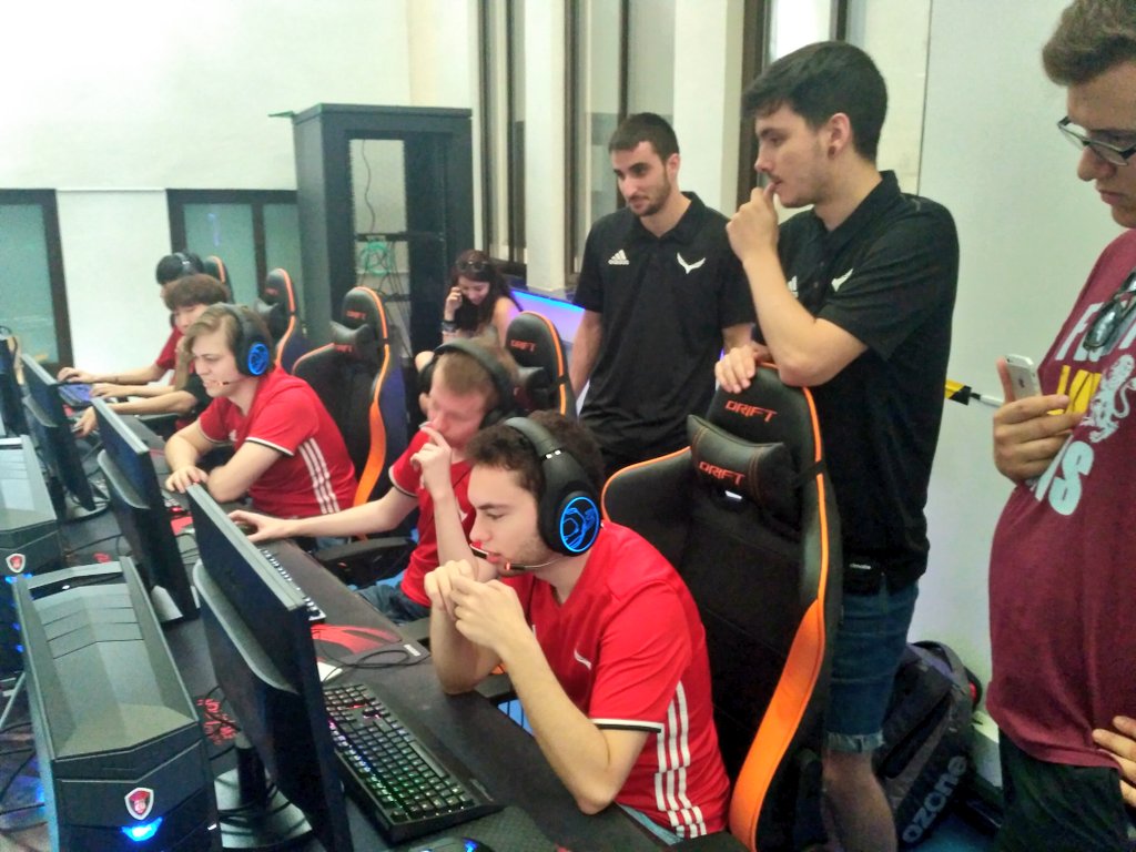 Survivalgaming's tweet photo. El equipo @NeverBackGaming está entrenando en la#ZonaSurvival para el #ESLMastersLoL de @Gamepolis_org 

@ObservatorioVR #OVR17 @ESLspain https://t.co/AfW0WLdQjm