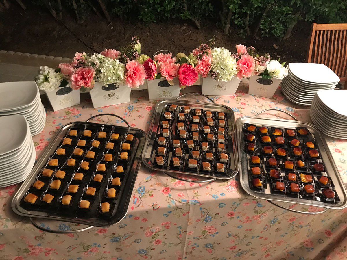 AmadisCatering's tweet photo. Si hay algo que no puede faltar en ningún evento o celebración que se precie, ¡son los postres! ¡Mirad qué buffet de petit fours preparamos! https://t.co/JTuM8kOM1a