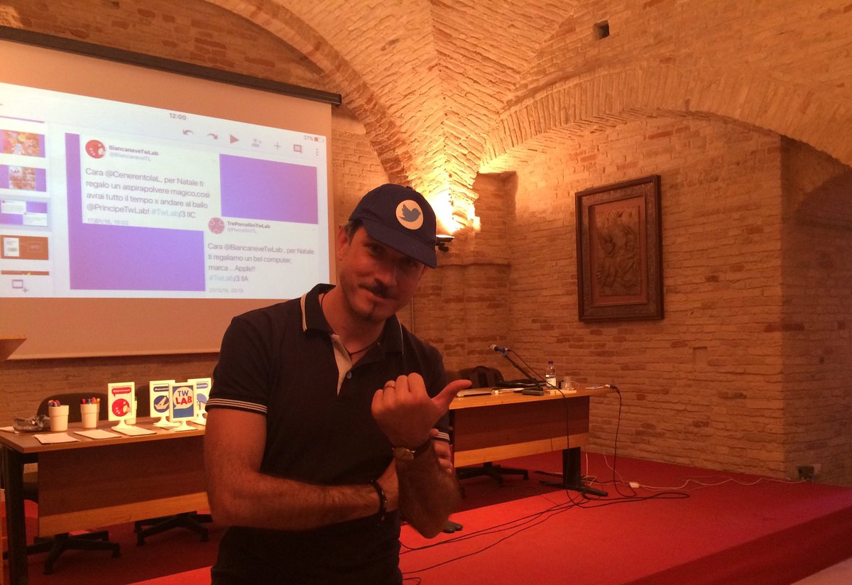 TwLetteratura's tweet photo. Tra binomi fantastici e insalate di favole qui al #TTM2017 con @wlascuolaviva c'è da divertirsi! (e intanto scopriamo come funziona #TwLab) https://t.co/juBm9BePUn