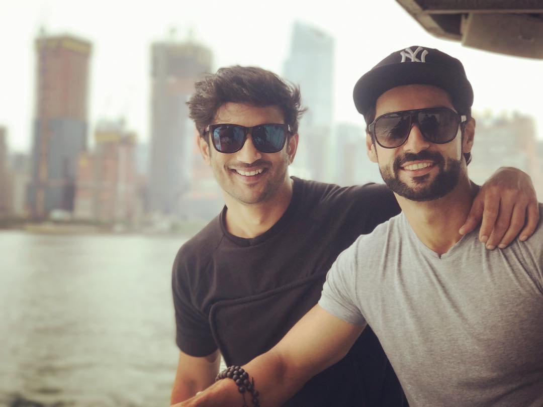 TellyTalkIndia's tweet photo. Smiles all around!

#KaranWahi catches up with #SushantSinghRajput in #NewYork. https://t.co/euElVkE1CK