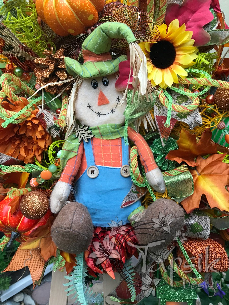 TapsikDesign's tweet photo. Fall Deco Mesh Wreath. With many handmade decorations. Custom made. #fallwreath #decoration #homedecor #scarecrow https://t.co/V7jXPZezcN