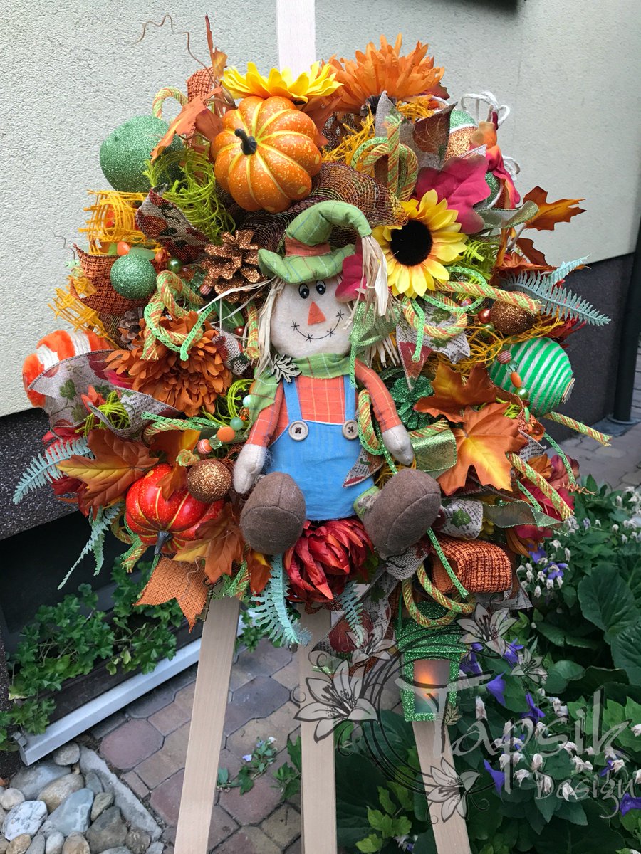 TapsikDesign's tweet photo. Fall Deco Mesh Wreath. With many handmade decorations. Custom made. #fallwreath #decoration #homedecor #scarecrow https://t.co/V7jXPZezcN