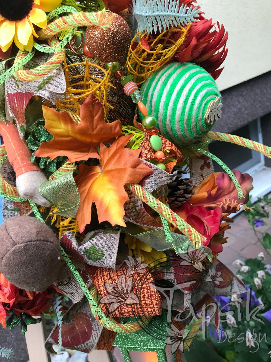 TapsikDesign's tweet photo. Fall Deco Mesh Wreath. With many handmade decorations. Custom made. #fallwreath #decoration #homedecor #scarecrow https://t.co/V7jXPZezcN