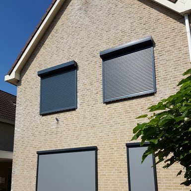 SunCircle_BV's tweet photo. Waarom rolluiken? Het verhoogt veiligheid, een lagere energierekening, dempt geluid en werkt inbraakvertragend. https://t.co/ch7rppVbNY https://t.co/zVKZpZtZD2