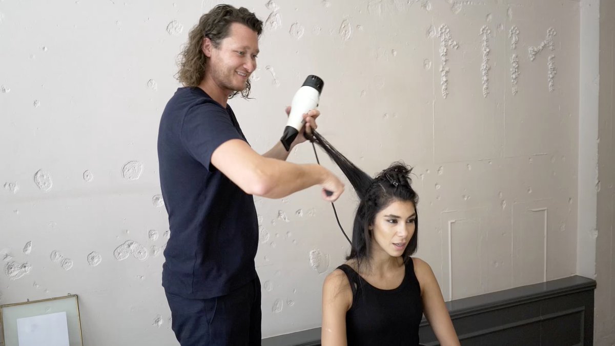 VIDEO: Because a good blowdry starts with a good hair wash @ bit.ly/2tt6vTF #Tutorial <a href="/oniraorganics/">Onira Organics</a> #BecauseVideo