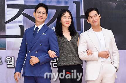 [#유준상] SBS 새월화드라마 #조작 의 든든한 한 축! 유준상 배우~ 슈트는 역시 유준상이지! 7/24 월요일 밤에 시작됩니다 #스플래쉬팀 #이석민 #잘생겼어 #멋있어 #섹시해