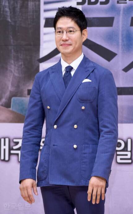 NAMOOACTORS2004's tweet photo. [#유준상] SBS 새월화드라마 #조작 의 든든한 한 축! 유준상 배우~ 슈트는 역시 유준상이지! 7/24 월요일 밤에 시작됩니다 #스플래쉬팀 #이석민 #잘생겼어 #멋있어 #섹시해 https://t.co/N1notNRrK6
