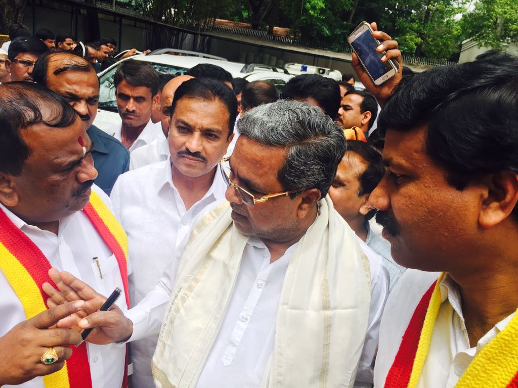 narayanagowdru's tweet photo. ನಮ್ಮ ಮೆಟ್ರೋದಲ್ಲಿ ಕರ್ನಾಟಕ ಸರ್ಕಾರದ ಭಾಷಾನೀತಿ ಜಾರಿಗೊಳಿಸುವಂತೆ ಮುಖ್ಯಮಂತ್ರಿಗಳಿಗೆ #ಕರವೇ ವತಿಯಿಂದ ಮನವಿ ಸಲ್ಲಿಸಲಾಯಿತು #nammametrohindibeda #2017Protest https://t.co/3YHsJ3DjFC