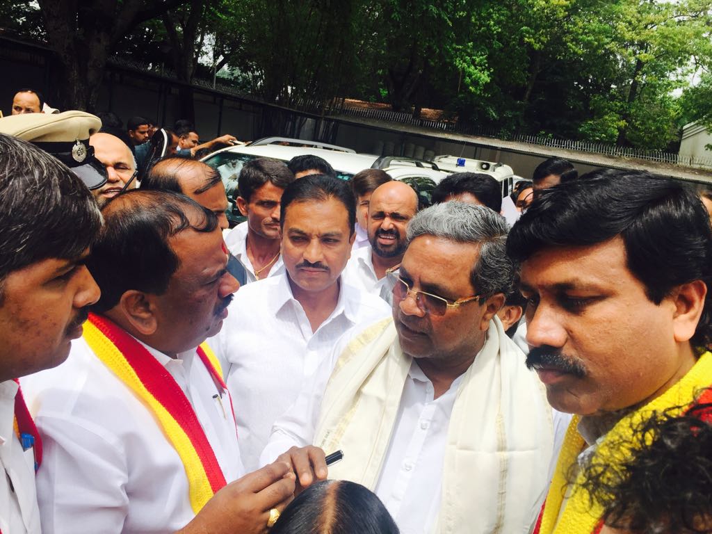 narayanagowdru's tweet photo. ನಮ್ಮ ಮೆಟ್ರೋದಲ್ಲಿ ಕರ್ನಾಟಕ ಸರ್ಕಾರದ ಭಾಷಾನೀತಿ ಜಾರಿಗೊಳಿಸುವಂತೆ ಮುಖ್ಯಮಂತ್ರಿಗಳಿಗೆ #ಕರವೇ ವತಿಯಿಂದ ಮನವಿ ಸಲ್ಲಿಸಲಾಯಿತು #nammametrohindibeda #2017Protest https://t.co/3YHsJ3DjFC
