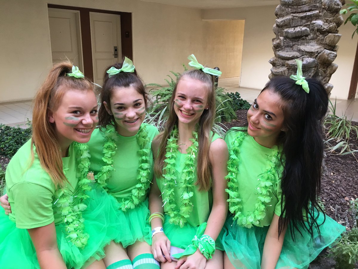 VphsDance's tweet photo. advanced dance sophomores💚💚 https://t.co/YeZGAGk280