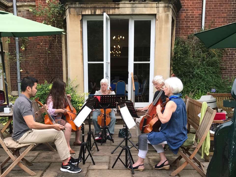 ibiaziz's tweet photo. Viols @Benslow_Music before breakfast. #ViolaDaGamba #Holborne #Consortmusic https://t.co/mahiAFFjnE