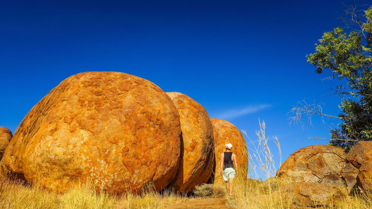kevin_lebre's tweet photo. Huge rock formations of #DevilsMarbles! #travel #australia #explorersway @AusOutbackNT More pics: https://t.co/AfpgTJ9dvZ https://t.co/7oZIbJPSA9
