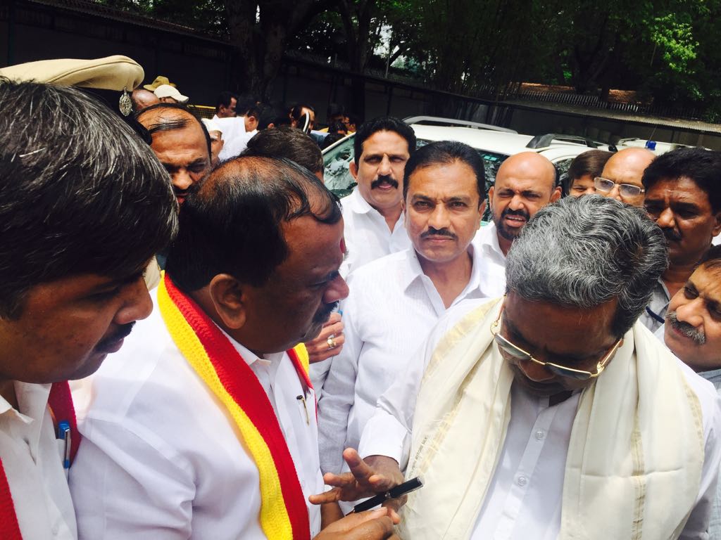 karave_KRV's tweet photo. ನಮ್ಮ ಮೆಟ್ರೋದಲ್ಲಿ ಕರ್ನಾಟಕ ಸರ್ಕಾರದ ಭಾಷಾನೀತಿ ಜಾರಿಗೊಳಿಸುವಂತೆ ಮುಖ್ಯಮಂತ್ರಿಗಳಿಗೆ #ಕರವೇ ವತಿಯಿಂದ ಮನವಿ ಸಲ್ಲಿಸಲಾಯಿತು #nammametrohindibeda #2017Protest https://t.co/5uXVM2EGQa